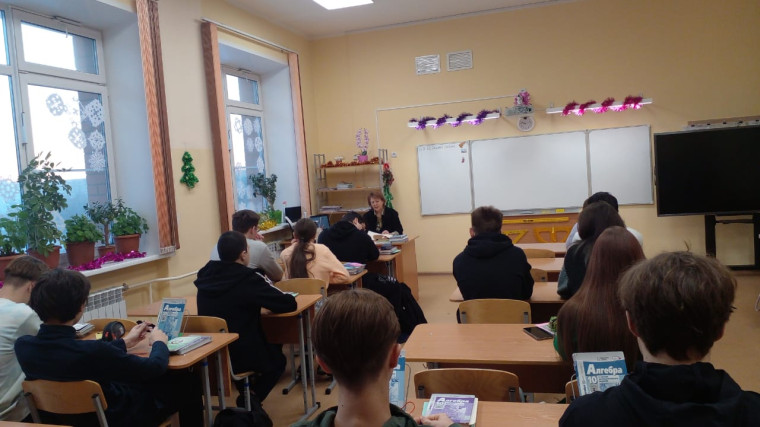 16 декабря состоялась встреча учащихся 10 класса с судьей Индустриального районного суда Комиссаровой Ириной Юрьевной..